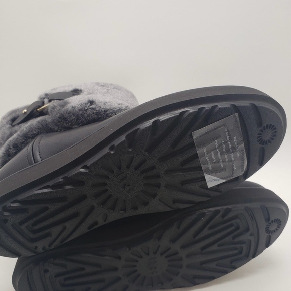 Brand New in Box Ugg women's classic berge mini size 7. - Picture 6 of 7